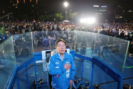 이재명 더불어민주당 대선 후보가 2일 서울 여의도공원 문화의마당에서 열린 마지막 유세에서 애국가를 부르고 있다. 김현민 기자