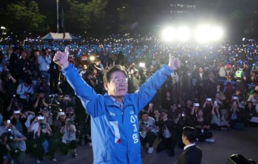 이재명 더불어민주당 대선 후보가 2일 서울 여의도공원 문화의마당에서 열린 마지막 유세에서 지지를 호소하고 있다. 김현민 기자