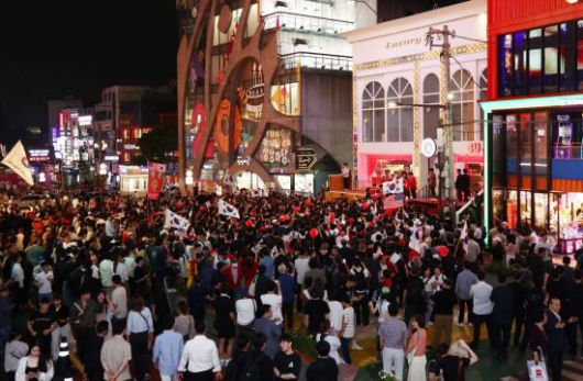 김문수 국민의힘 대선 후보가 2일 서울 마포구 홍익대학교 일대에서 시민과 지지자들에게 인사를 하고 있다. 연합뉴스