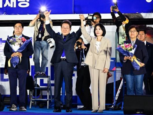 제21대 대통령 당선이 확실시되는 이재명 더불어민주당 대선 후보와 김혜경 여사가 4일 서울 여의도 국회 앞에서 열린 국민 개표방송 행사에서 시민들을 향해 인사하고 있다. 2025.6.4 김현민 기자