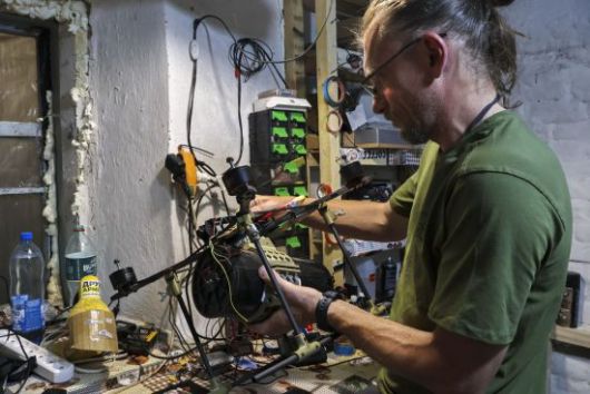 지난 2일(현지시간) 우크라이나 자포리자 지역 최전선에서 한 병사가 드론을 조정하는 모습. EPA연합뉴스