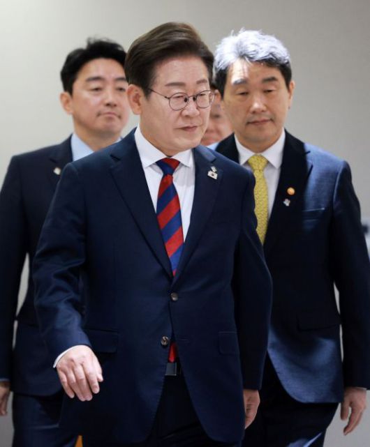 이재명 대통령이 5일 서울 용산 대통령실 청사에서 열린 국무회의에 입장하고 있다. 2025.6.5 대통령실통신사진기자단