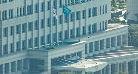 이재명 대통령의 임기가 시작된 지난 4일 서울 용산구 대통령실 청사에서 관계자들이 봉황기를 게양하고 있다. 2025.6.4 사진공동취재단