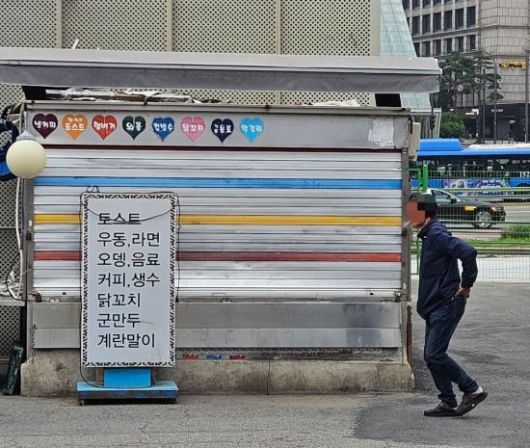 지난 2일 서울역 2번 출구 인근에서 한 흡연자가 담배를 피우고 있다. 박승욱 기자