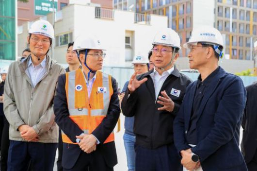 박상우 국토교통부 장관이 6일 인덕원~동탄 복선전철 제10공구 항타기 전도사고 현장에서 사고 수습 상황을 점검하고 있다. 국토교통부 제공