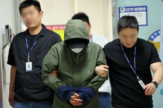 승용차를 몰고 바다로 돌진해 처자식을 살해한 혐의를 받는 지모(49) 씨가 4일 광주지방법원에서 열리는 구속 전 피의자 심문(영장실질심사)에 출석하기 위해 호송차로 이동하고 있다. 연합뉴스