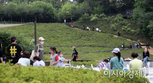 서울 시민들이 나들이를 즐기고 있다. 기사 내용과 무관한 자료사진. 김현민 기자