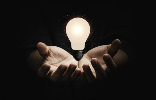 모은 양손 위에 전구가 놓여져 있는 사진. 게티이미지뱅크