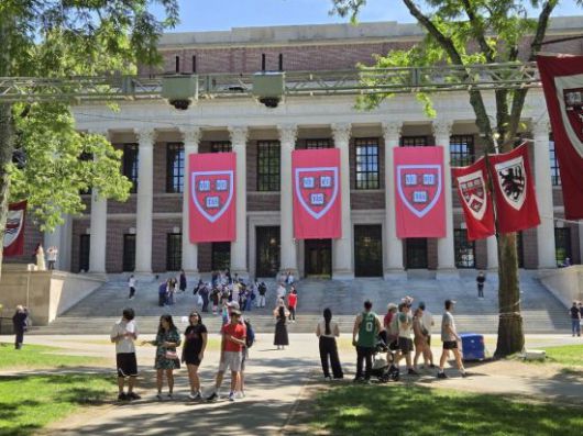 3일(현지시간) 미국 매사추세츠주 케임브리지의 하버드대 와이드너 도서관 앞에서 일부 졸업생과 방문객들이 기념 사진을 찍고 있다. 케임브리지=권해영 특파원