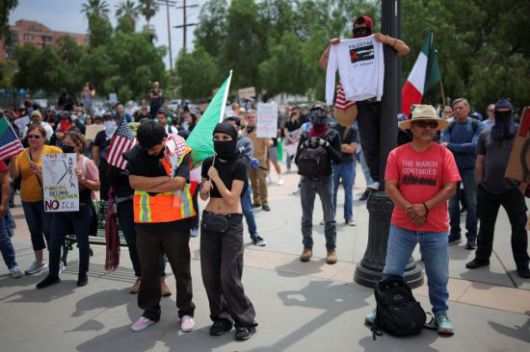 미국 캘리포니아주 로스앤젤레스에서 사람들이 연방 이민 단속에 항의하기 위해 모여들었다. 기사 이해를 돕기 위한 사진으로 내용과는 무관. 로이터연합뉴스