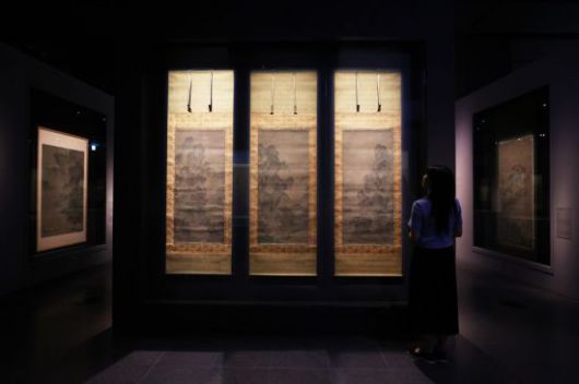 9일 서울 용산구 국립중앙박물관에서 열린 용산 개관 20주년 기념 특별전 '새 나라 새 미술: 조선 전기 미술 대전'에서 관계자들이 '산수도'를 둘러보고 있다. 연합뉴스