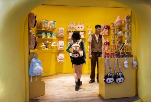 라부부 가방을 멘 방문객이 매장을 둘러보고 있다. EPA연합뉴스