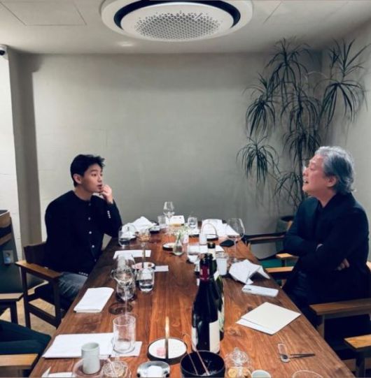 뷔와 박찬욱 감독이 와인을 마시며 이야기를 나누고 있다. 뷔 인스타그램