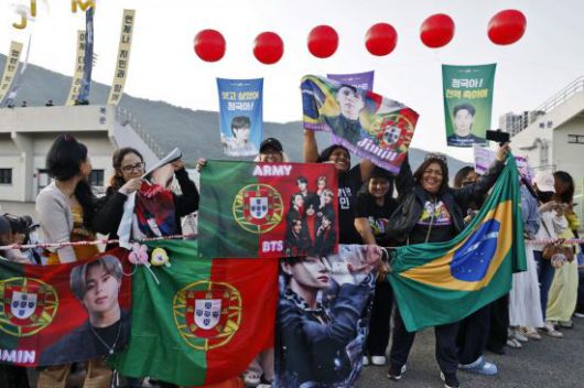 정국과 지민의 전역의 축하하는 국내외 팬들. EPA·연합뉴스