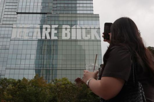 서울 용산구 하이브 사옥 외벽에 방탄소년단·아미의 공식 로고와 '위 아 백(WE ARE BACK)'이라는 문구가 래핑돼 있다. 연합뉴스