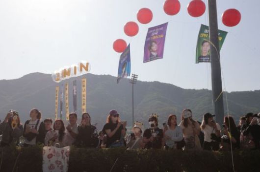 BTS의 팬덤 아미가 11일 경기도 연천군 연천공설운동장에서 이날 전역하는 BTS 지민·정국을 기다리는 모습. 연합뉴스