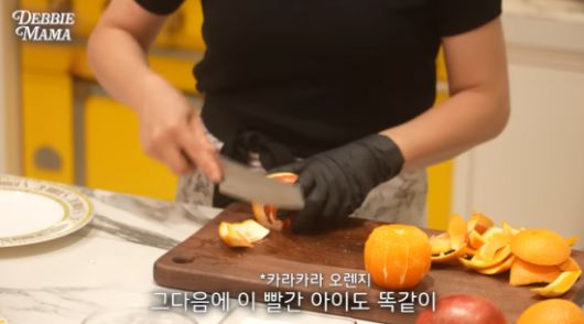 윤원정 데비스 대표가 데비마마 채널을 통해 홈파티 요리 꿀팁을 전수하고 있다. '데비마마' 채널 유튜브 화면 캡처.