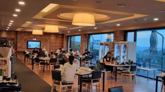 전남 화순CC 전용 식당에 선수들이 모여 식사를 하고 있다. 심진석 기자