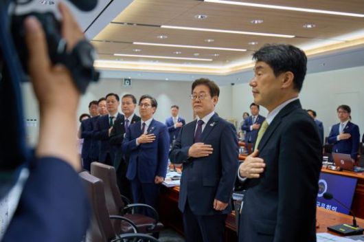 이재명 대통령이 10일 서울 용산 대통령실에서 열린 국무회의에서 국기에 경례하고 있다. 연합뉴스