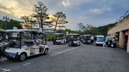 전남 화순CC 카트들이 출전에 나설 선수들을 줄지어 기다리고 있다. 심진석 기자