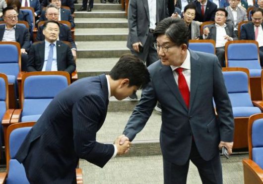 김용태 국민의힘 비상대책위원장과 원내대표직 사퇴를 선언한 권성동 원내대표가 9일 국회에서 열린 의원총회에 참석해 인사하고 있다. 김현민 기자