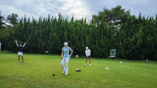 당초 무더위가 우려됐지만 예상보다 기온이 선선해 선수들이 경기하는데 최상의 조건이 마련됐다, 사진은 양예은, 문수연, 정세영, 이다연 선수가 몸풀기 하는  모습. 심진석 기자