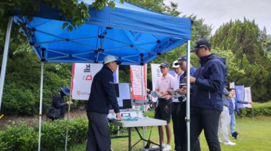 첫 조에 편성된 김하민·정인호·박지원·이대현 선수가 대회 관계자로부터 경기 룰에 대해 설명을 듣고 있다. 심진석 기자