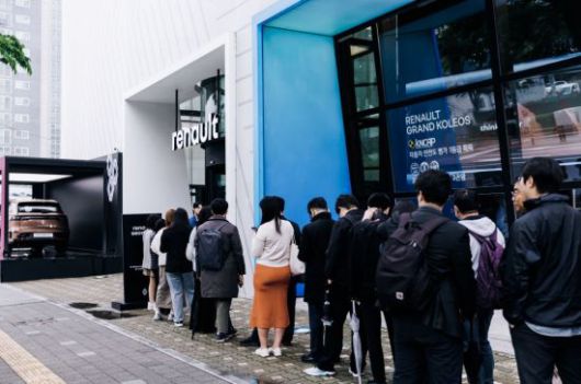 르노코리아 플래그십 스토어 르노 성수에 줄지어 입장하는 고객들.  르노코리아 제공.