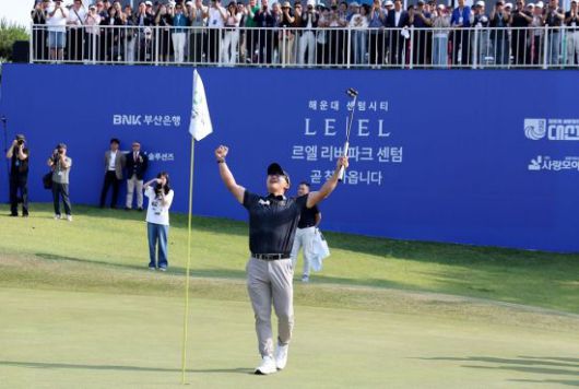 김홍택이 백송홀딩스-아시아드CC 부산오픈 우승 직후 환호하고 있다. 사진제공=KPGA