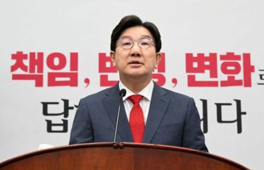 원내대표직 사퇴를 선언한 권성동 국민의힘 원내대표가 9일 국회에서 열린 의원총회에서 발언하고 있다. 김현민 기자