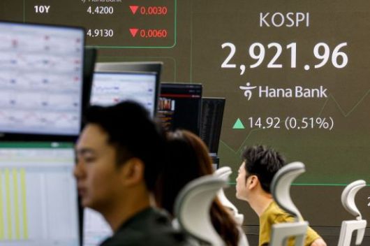 코스피 지수가 전 거래일 대비 2.95포인트 상승한 2909.99로 장을 시작한 12일 서울 중구 하나은행 본점 딜링룸에서 딜러들이 업무를 보고 있다. 2025.6.12. 강진형 기자