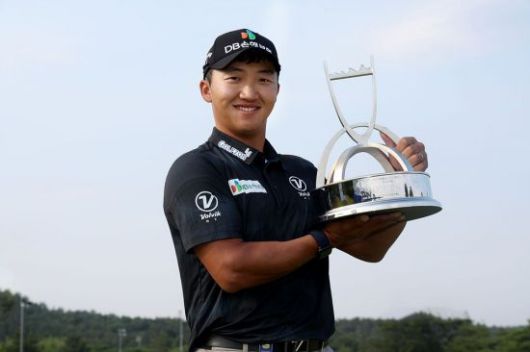 김홍택이 백송홀딩스-아시아드CC 부산오픈 우승 직후 트로피를 들고 환하게 웃고 있다. 사진제공=KPGA