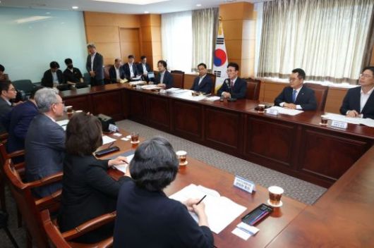 김민석 국무총리 후보자가 13일 서울 종로구 통의동 금융감독연수원에 마련된 청문회 준비단 사무실에서 열린 밥상물가 안정을 위한 경청 간담회에서 발언하고 있다. 2025.6.13 조용준 기자