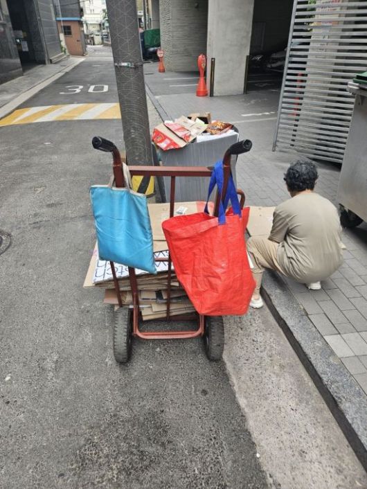 지난 10일 오전 서울 중구 황학동 일대에서 한 노인이 폐지를 줍고 있다. 박승욱 기자