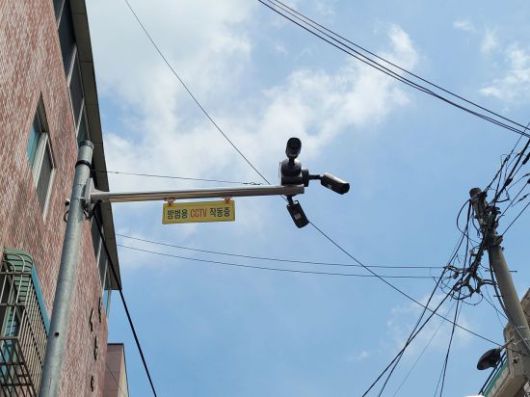 지난 9일 오전 8시30분 경기 안산시 단원구 성범죄자 조두순의 거주지 앞에는 방범용 카메라가 설치돼 있다. 공병선 기자