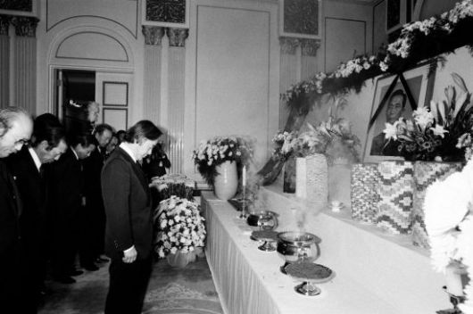 1979년 10월28일 당시 신민당 총재였던 김영삼 전 대통령이 10·26사태로 숨진 박정희 대통령 빈소에서 조문하고 있다. 사진=e영상역사관