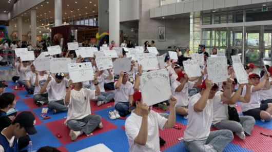 광주시는 광주여성가족재단과 함께 14일 시청 시민홀에서 '도전! 아빠 육아 골든벨' 행사를 개최했다. 광주시 제공