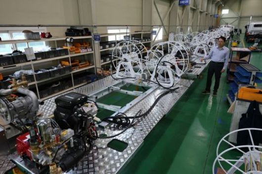 김수한 한서정공 경영운영책임자(COO)가 삼성전자와 협업해 제조현장 고도화 작업으로 구축한 흐름 중심 생산 방식에 대해 설명하고 있다. 천안=윤동주 기자