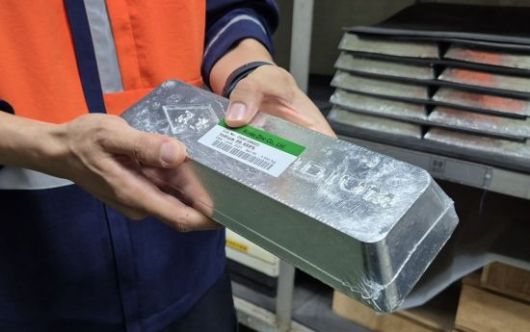 지난 11일 고려아연 온산제련소 인듐 창고에서 전종빈 온산제련소 생산3본부 전자소재팀 책임이 진공으로 포장된 인듐을 들어 보이고 있다. 이렇게 만들어진 인듐 괴 하나는 5kg으로, 시세로 약 250만원이다. 고려아연 제공