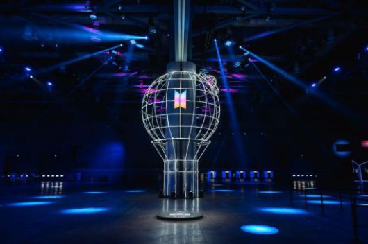 고양시 일산서구 킨텍스 제2전시장 9~10홀에서 열린 '2025 BTS FESTA'에 방탄소년단의 응원봉인 대형 아미밤이 설치돼 있다. 빅히트뮤직