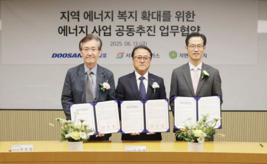 이승준 두산퓨얼셀 본부장(왼쪽 두번째)이 지난 13일 업무협약식에서 김준석 서라벌도시가스 김준석 대표(왼쪽 세번째), 최병철 지엔씨에너지 본부장과 함께 기념사진을 촬영하고 있다. 두산