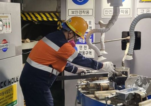 지난 11일 고려아연 온산제련소 인듐 공장에서 한 직원이 액체 상태의 인듐을 주조하고 있다. 이렇게 만들어진 인듐 괴 하나는 5kg으로, 시세로 약 250만원이다. 심성아 기자.