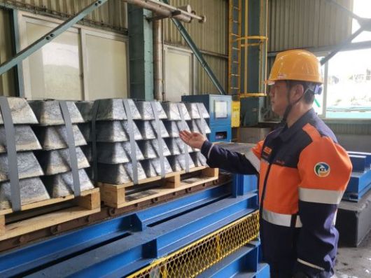 지난 11일 찾은 고려아연 온산제련소 안티모니 공장에서 황윤근 온산제련소 귀금속2파트장이 완성된 안티모니 제품을 가리키며 설명하고 있다. 한개의 팔레트 위에 놓인 안티모니 잉곳(괴)은 1t이며, 1t당 8000만원이 넘는다. 심성아 기자