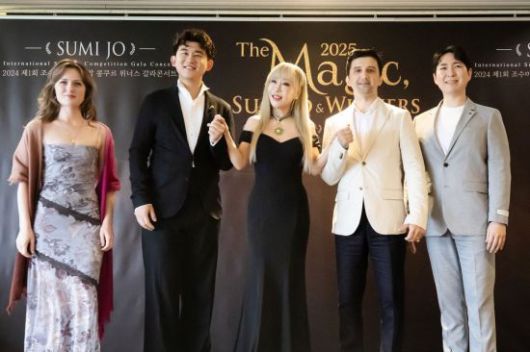 소프라노 조수미가 '제1회 조수미 국제 성악 콩쿠르' 입상자들과 기념사진을 찍고 있다.   [사진 제공= SMI]