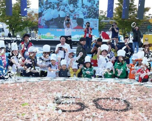 임실N치즈축제를 찾은 방문객들이 치즈를 이용한 대형 쌀피자 만들기 체험을 하고 있다. 임실군청