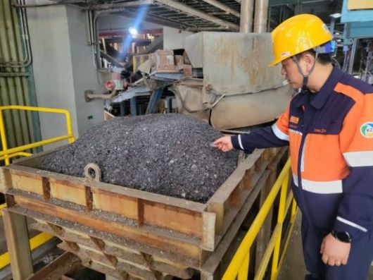 지난 11일 찾은 고려아연 온산제련소 안티모니 공장에서 황윤근 온산제련소 귀금속2파트장이 안티모니 원료를 들어 보이고 있다. 이 원료를 녹여 격막전해 기술로 불순물을 제거해 안티모니 순도를 최대 99.9%까지 끌어올린다. 심성아 기자