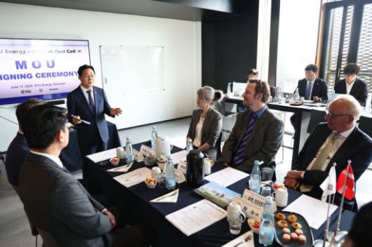 박완수 경남도지사가 덴마크공과대학 산하 에너지연구소에서  도내 수소전문기업 범한퓨얼셀과의 '그린수소 생산기술 개발 국제공동연구 협력 양해각서' 체결식에서 발언하고 있다. 경남도 제공