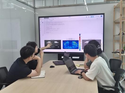지난 11일 딥아이(DEEP AI) 직원들이 부산 기장군에 위치한 연구소에서 'AI 기반 열교환기 비파괴검사 시스템' 품질 개선을 위해 회의하고 있다. 부산=오지은 기자