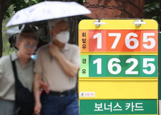 6월 둘째 주(8∼12일) 전국 주유소 휘발유 와 경유의 주간 평균 가격이 5주 연속 하락했다. 다만 이스라엘의 이란 공습 소식이 전해지며 국제유가가 10% 급등한 만큼 국제유가 변동이 조만간 국내 유가에 반영될 것으로 전망됐다. 사진은 15일 서울 시내 한 주유소의 가격 안내문 연합뉴스