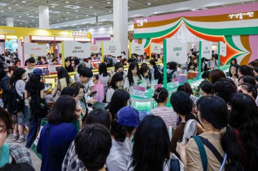 18일 서울 강남구 코엑스에서 열린 '2025 서울국제도서전'에 참가한 관람객들이 서적을 보고 있다. 2025.6.18. 강진형 기자